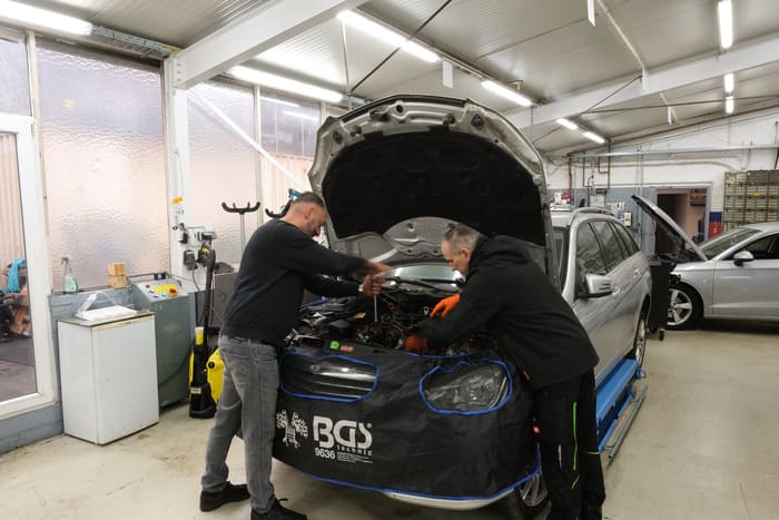 Motorreparatur in der Werkstatt in Darmstadt mit Arbeiten am Fahrzeugmotor