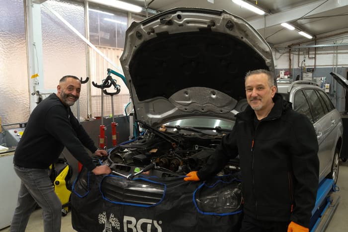 Motorservice in der Werkstatt in Darmstadt mit Fachpersonal am Fahrzeug